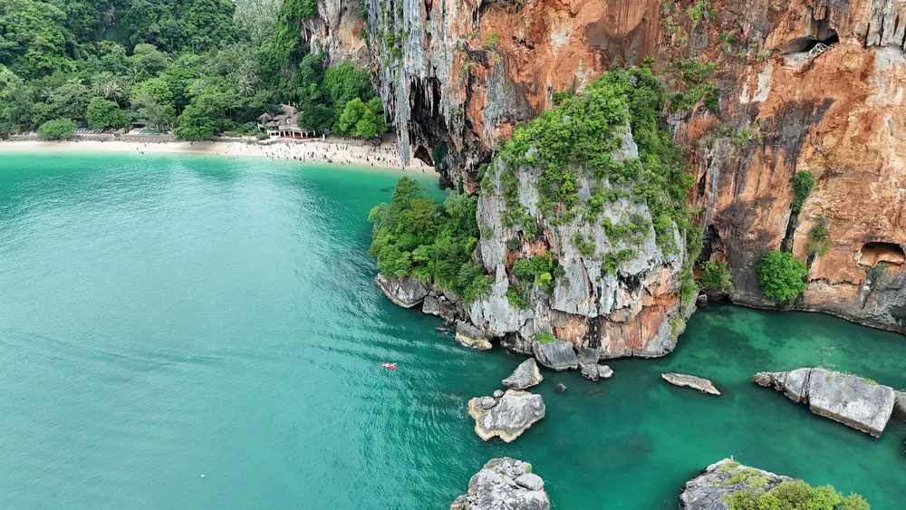 Зелёные скалы и светлая бирюзовая вода у Рейли в Краби